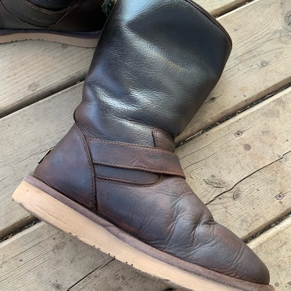 UGG | Kensington Boots - Picture 7 of 9